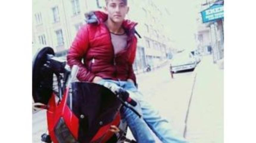 Otomobilin &Ccedil;arptığı Motosikletli &Ouml;ld&uuml;