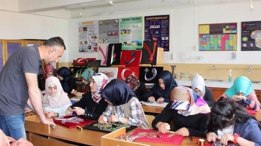 Filografi Kursun&rsquo;da &Ouml;ğrenciler &Ccedil;ivi &Ccedil;akarak Stres Atıyor