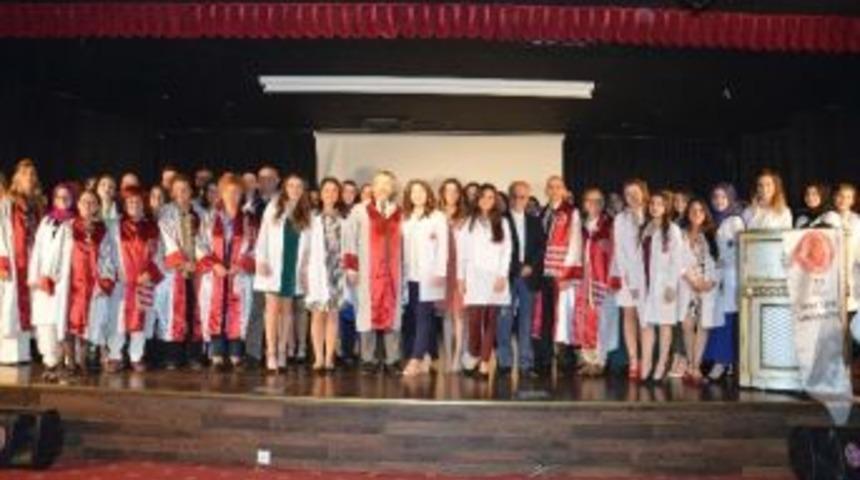 Sağlık Bilimleri &Ouml;ğrencileri Beyaz &Ouml;nl&uuml;klerini Giydi