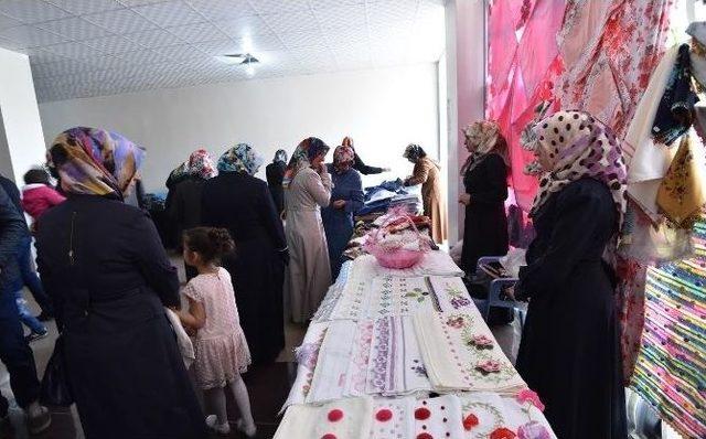 Ahlat&rsquo;ta &Ouml;ğrenciler Yararına Kermes 1