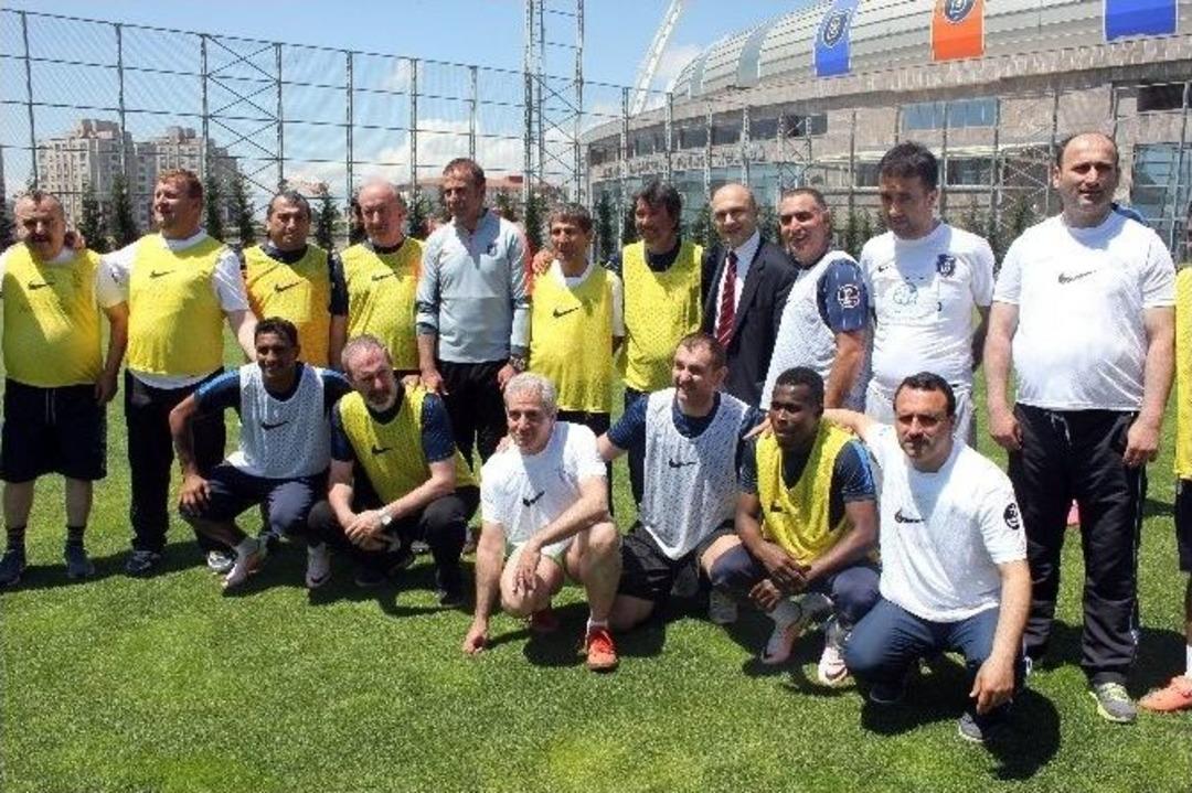 Başakşehirli Futbolcular, Parkinson Hastalarıyla G&ouml;steri Ma&ccedil;ı Yaptı