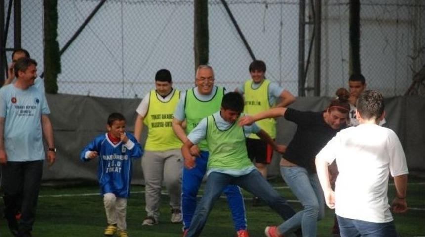 Tokat Protokol&uuml; Engelli &Ccedil;ocuklarla Halı Saha Ma&ccedil;ı Yaptı