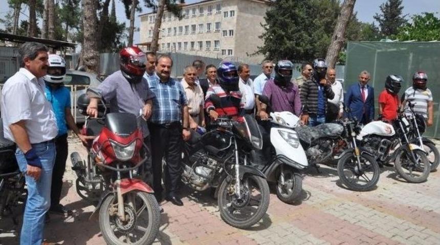Reyhanlı&rsquo;da Motosiklet S&uuml;r&uuml;c&uuml;lerine Kask Dağıtıldı