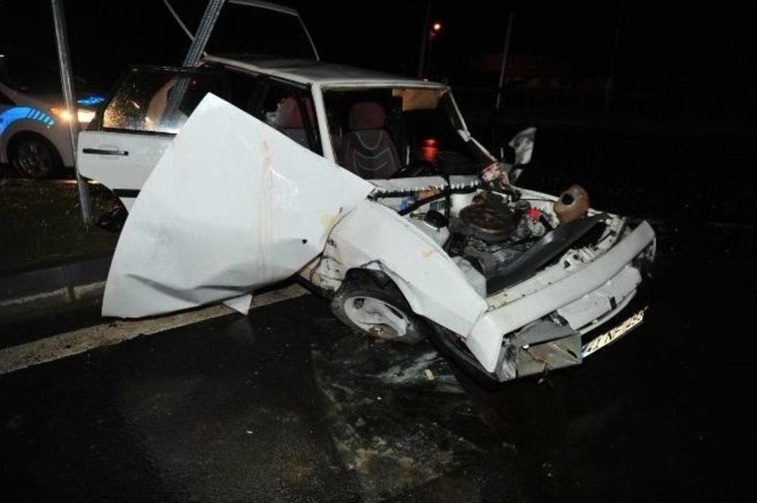 Alkoll&uuml; S&uuml;r&uuml;c&uuml; Tır&rsquo;a &Ccedil;arptı: 5 Yaralı