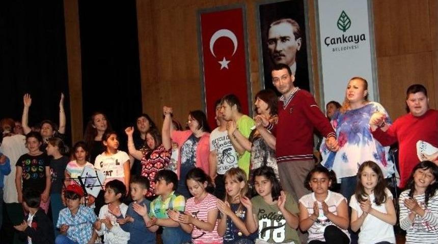 Engelli Gen&ccedil;lerden Tiyatro Ve M&uuml;zik Şov