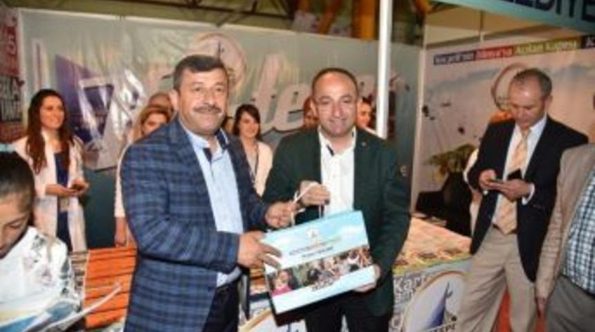 Başkan &Uuml;z&uuml;lmez, Kitap Fuarı&rsquo;nda