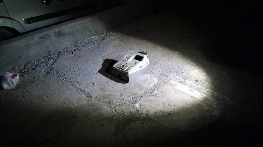 Polisi G&ouml;ren Hırsızlar Yazar Kasayı Atıp Ka&ccedil;tı