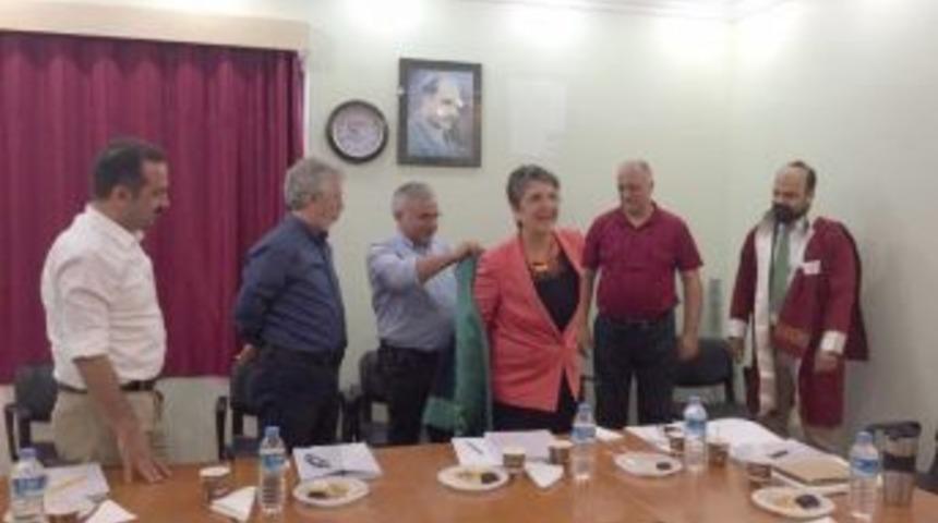 &Ouml;zcengiz Doktora Tezini Tamamladı