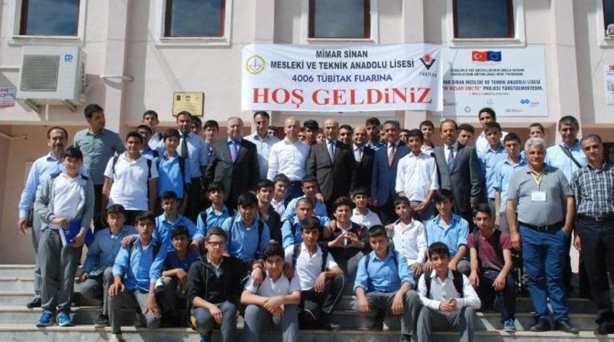 Metem&rsquo;in Gen&ccedil; Mucitleri Projelerini Sergiledi