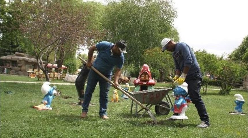 Sorgun Belediyesi &Ccedil;izgi Film Karakterlerini Parka Yerleştirdi