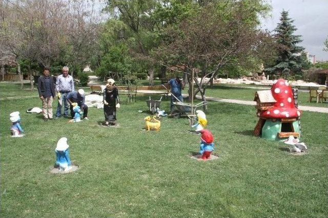 Sorgun Belediyesi Çizgi Film Karakterlerini Parka Yerleştirdi