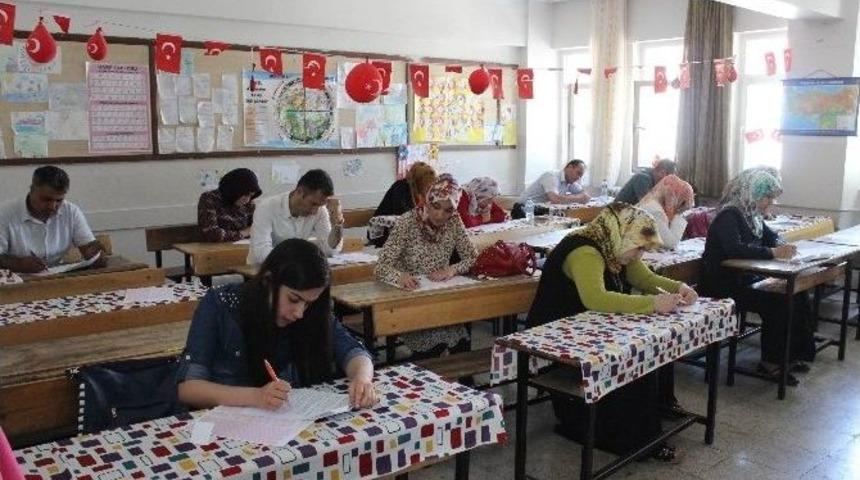 &Ouml;ğrenci Velileri Sınava Girdi
