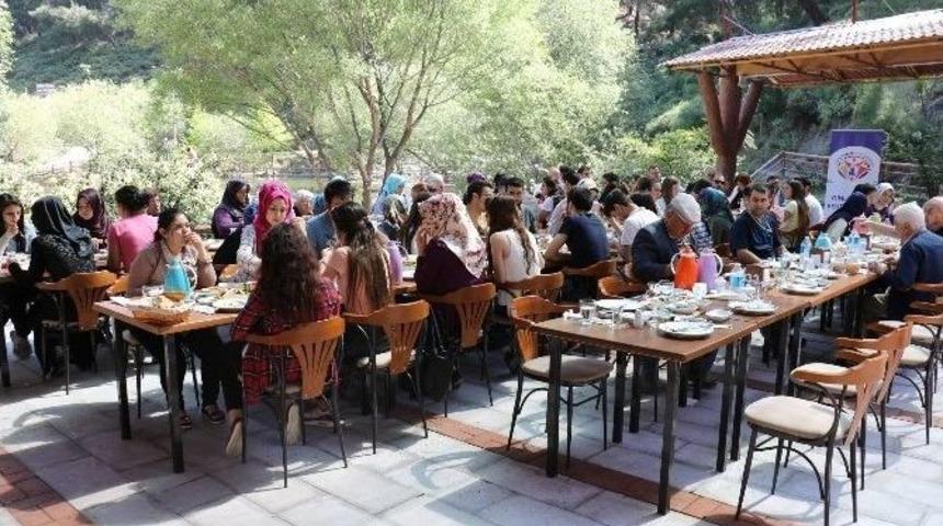 B&uuml;y&uuml;kler Gen&ccedil;lere Deneyimlerini Anlattı