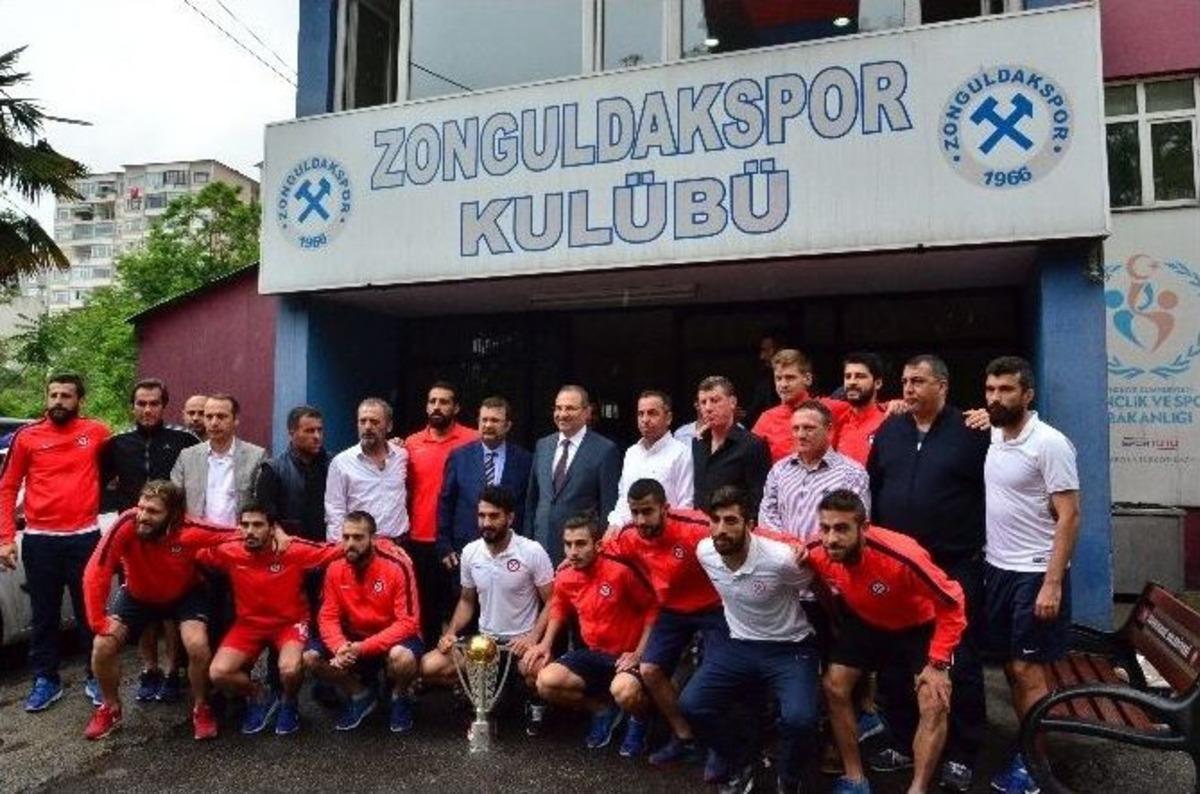 Vali Kaban, Şampiyon Takımı Kutladı