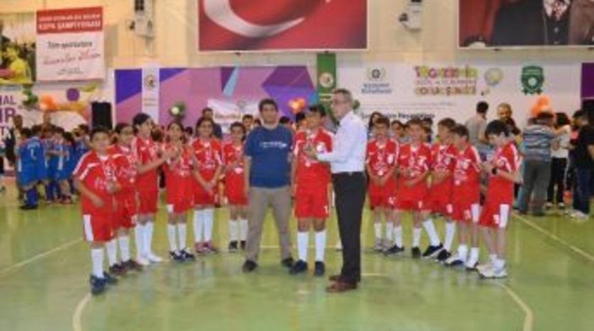 Beyazıt İlk Ve Ortaokulu &Ouml;ğrencileri İzmir&rsquo;den Kupa İle D&ouml;nd&uuml;ler
