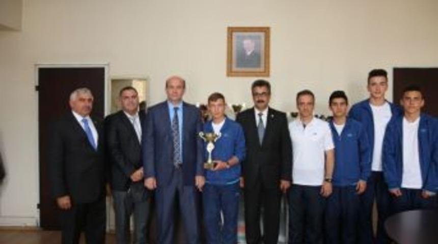Camili Sel&ccedil;ukbey Ortaokulu Atletizim Takımından Adapazarı Belediyesine Ziyaret