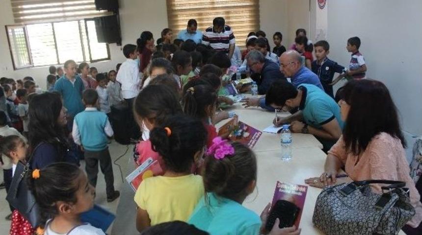 Samsat&rsquo;ta Kitap Okuyan &Ccedil;ocuklara Altın Takıldı