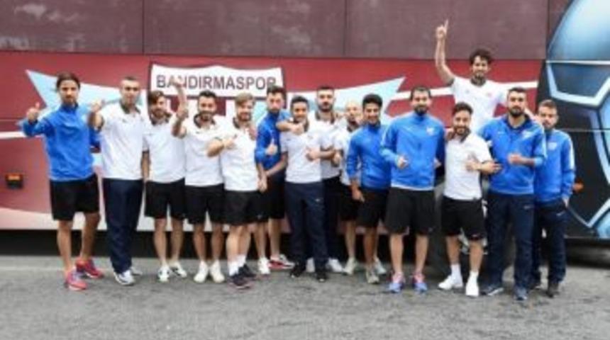 Kurşunlanan Otob&uuml;s&uuml;n &Ouml;n&uuml;nde Fotoğraf &Ccedil;ekilerek Birlik Mesajı Verdiler