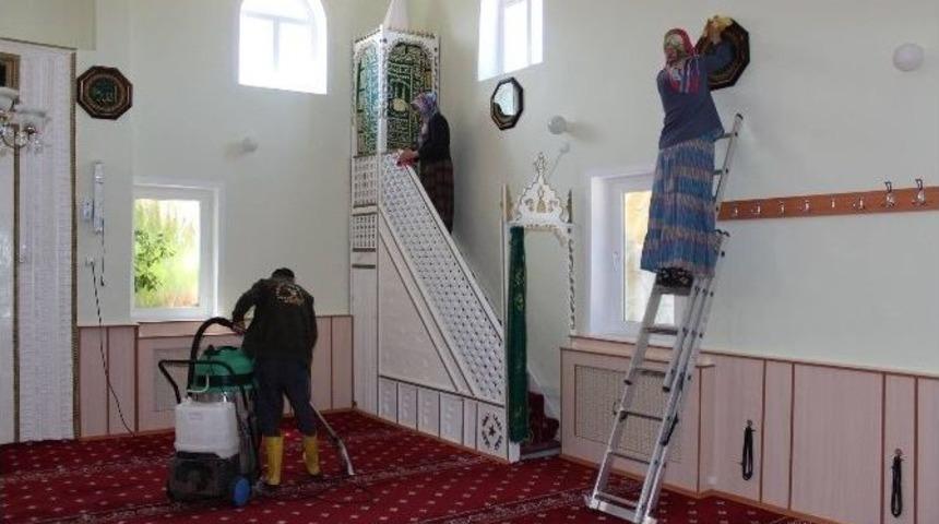 Sungurlu Belediyesi Cami Ve Mescitleri Temizliyor