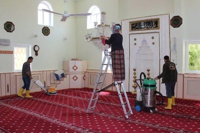 Sungurlu Belediyesi Cami Ve Mescitleri Temizliyor 1