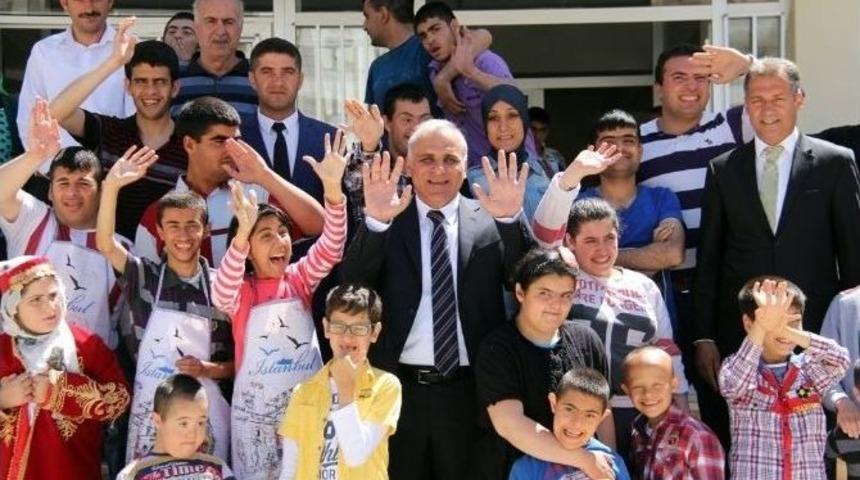 Vali Zorluoğlu, &Ouml;zel &Ccedil;ocukları Ziyaret Etti