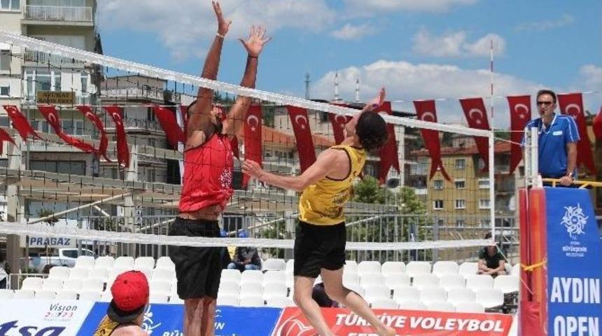 Aydın Kent Meydanında Plaj Voleybolu Heyecanı Yaşanıyor