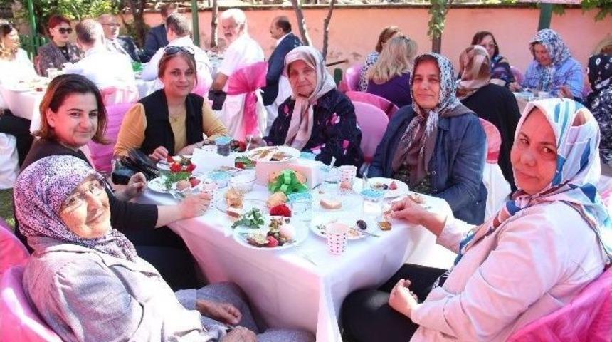 Bergama&rsquo;da Minik &Ouml;ğrenciler Yaşlılarla Kahvaltıda Buluştu