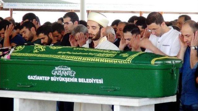 Maganda Kurşunuyla Hayatını Kaybeden Kadın Defnedildi 2