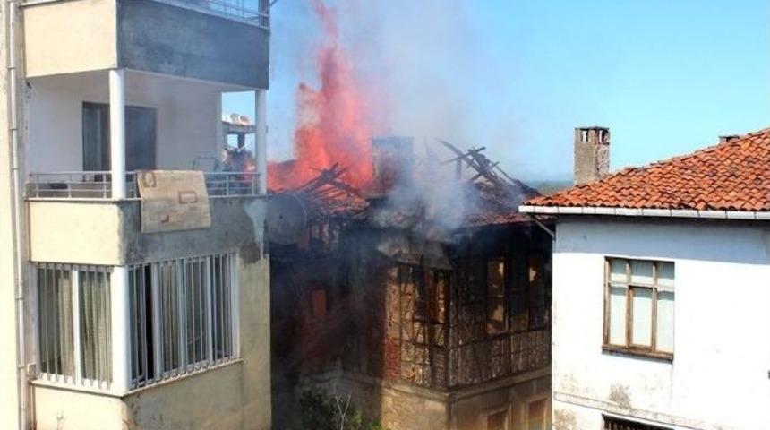 &Uuml;nye&rsquo;de Tarihi Binada Yangın