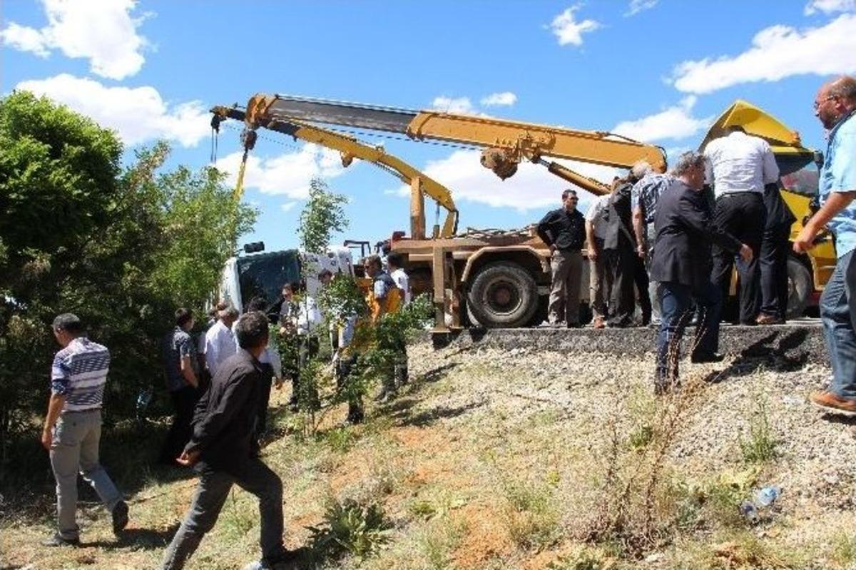 &Ouml;ğrencileri Taşıyan Midib&uuml;s Devrildi: 1 &Ouml;l&uuml;, 20 Yaralı
