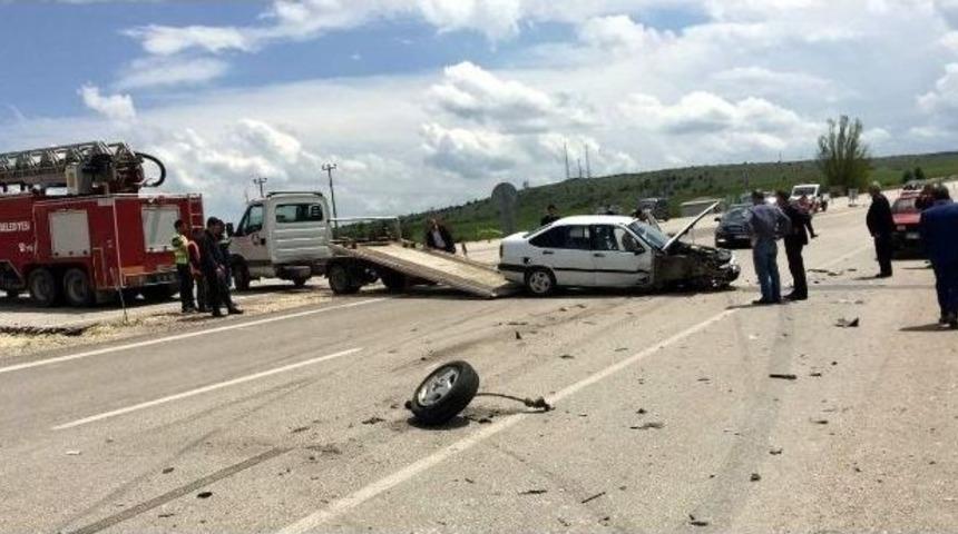 Kastamonu&rsquo;da İki Otomobil &Ccedil;arpıştı: 5 Yaralı
