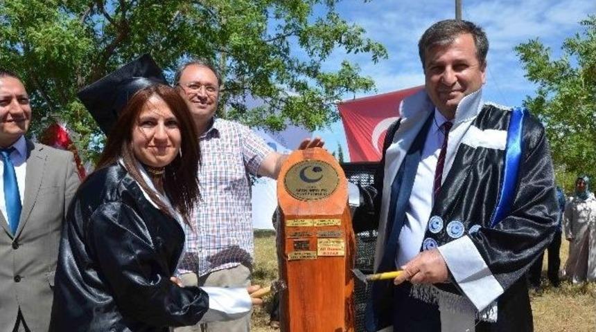 Besni Myo Mezunları Kep Fırlattı