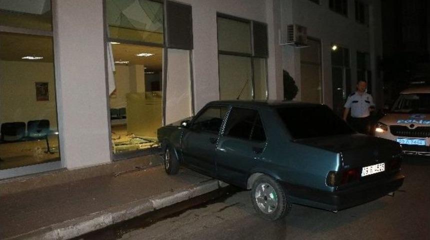 Hızını Alamayan S&uuml;r&uuml;c&uuml; Bankaya Girdi!