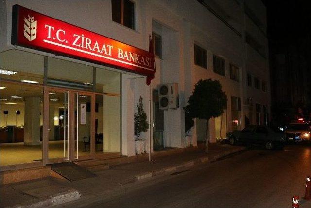 Hızını Alamayan S&uuml;r&uuml;c&uuml; Bankaya Girdi! 1