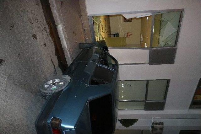 Hızını Alamayan S&uuml;r&uuml;c&uuml; Bankaya Girdi! 2