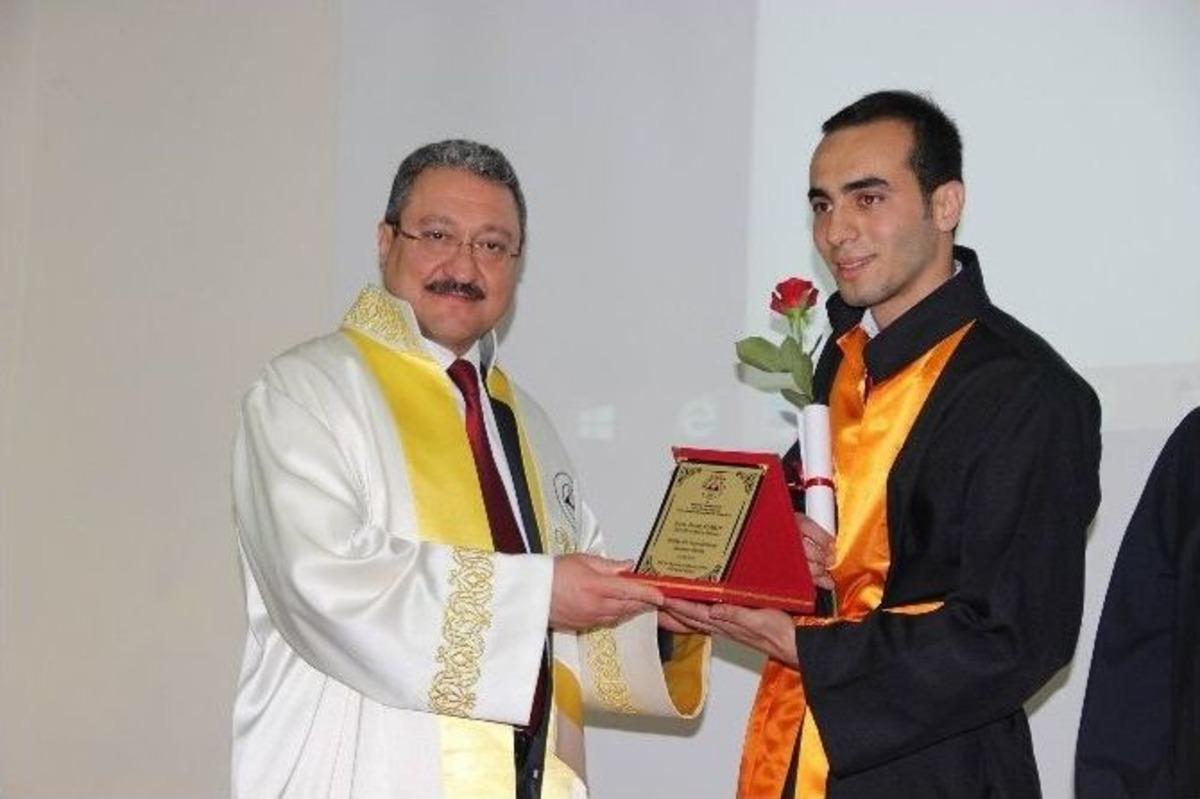 Turizm Fak&uuml;ltesi &Ouml;ğrencileri Diplomalarını Aldı