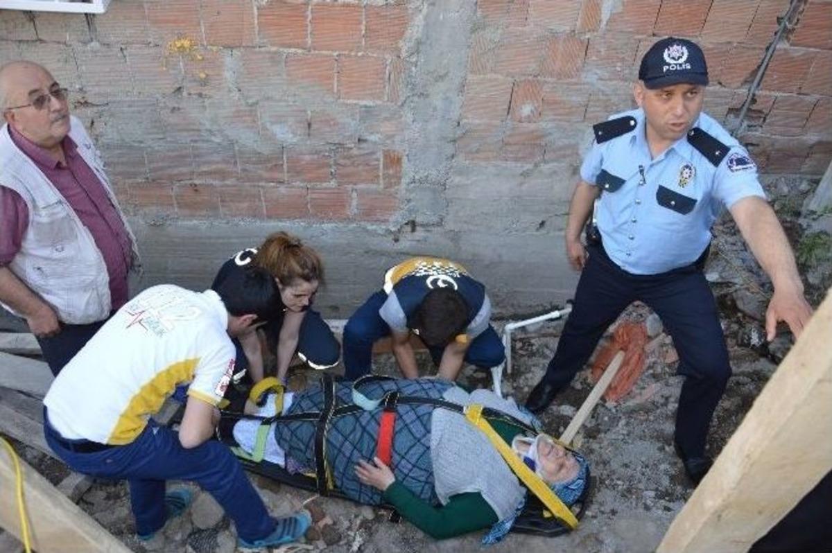Kamyonun &Ccedil;arptığı Yaşlı Kadın Yaralandı
