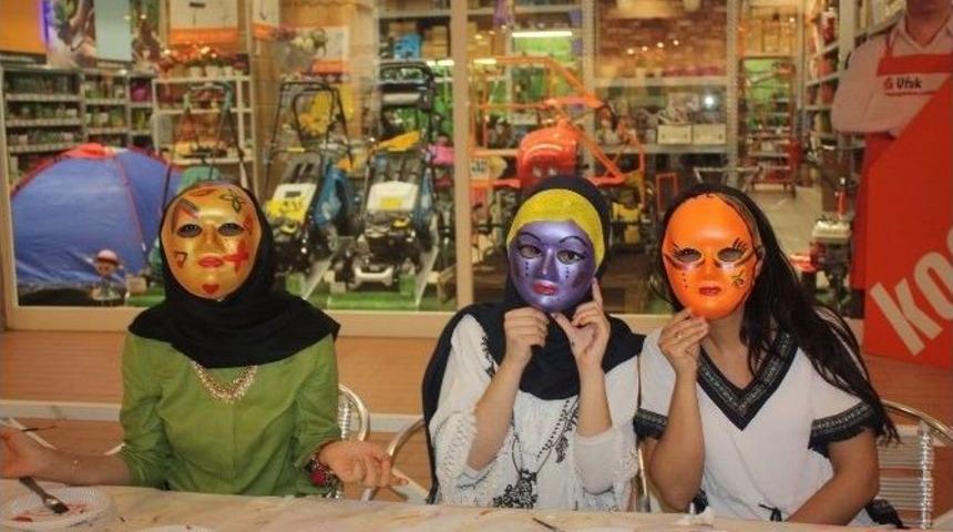 Alış Veriş Seven Kadınlar İ&ccedil;in Maskeli Etkinlik