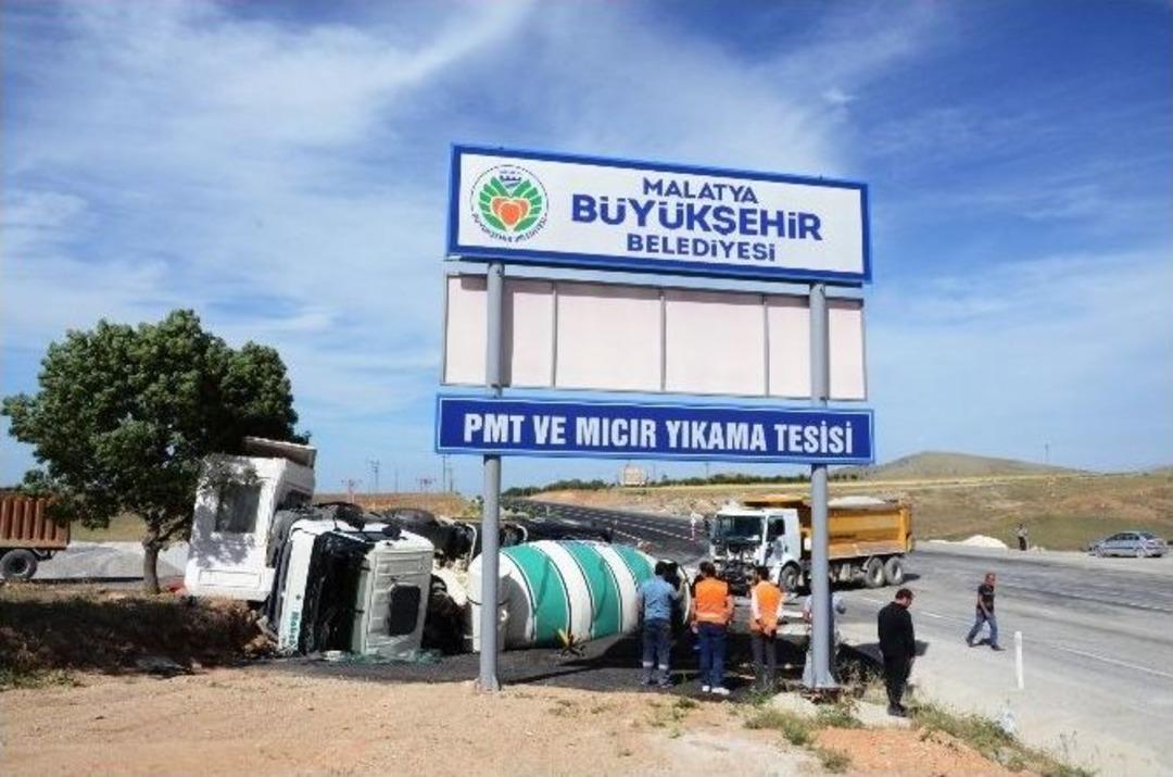 Beton Mikseri, Hafriyat Kamyonu İle &Ccedil;arpıştı: 1 Yaralı