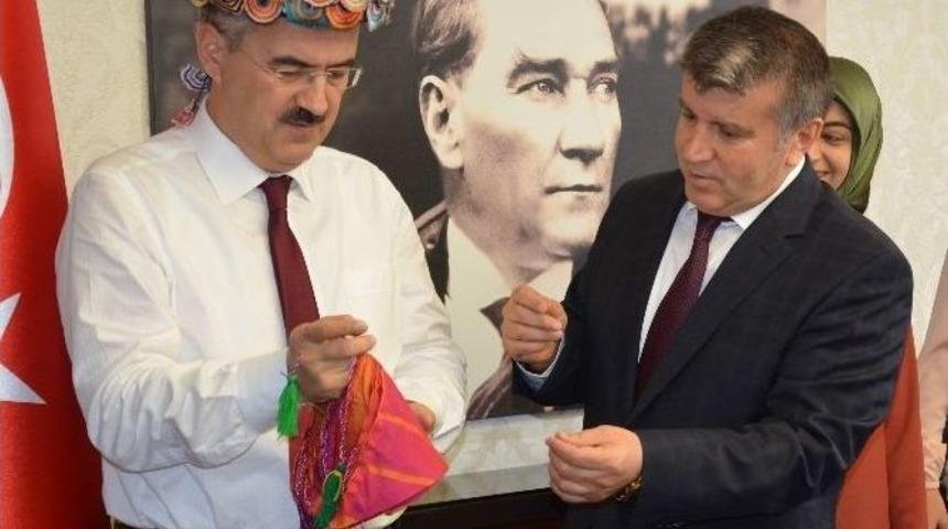 Gen&ccedil;lerden Vali Ayyıldız&rsquo;a Anlamlı Ziyaret