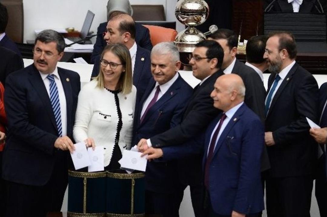 Davutoğlu, Kılı&ccedil;daroğlu, Demirtaş Ve Bah&ccedil;eli Oy Kullandı