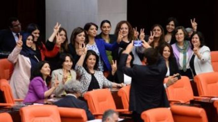 Hdp&rsquo;li Kadın Vekillerden Zafer İşaretli Dokunulmazlık Pozu