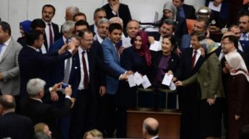 Davutoğlu Ve Ak Partili Vekillerin Fotoğrafını Chp&rsquo;li Vekil &Ccedil;ekti