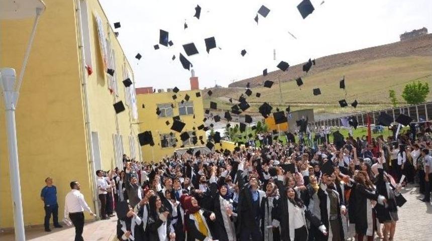 Adıyaman &Uuml;niversitesi Kahta Myo 10. Yıl Mezunlarını Uğurladı