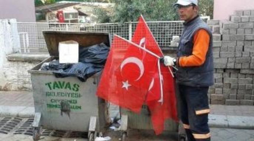 &Ccedil;&ouml;p Konteynırına T&uuml;rk Bayrakları Atılmasına İnceleme