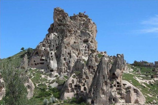 Dünyanın En Yüksek Peribacasından Dünyaya Mesaj Verdi