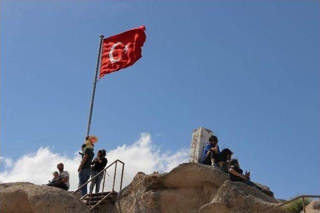 Dünyanın En Yüksek Peribacasından Dünyaya Mesaj Verdi