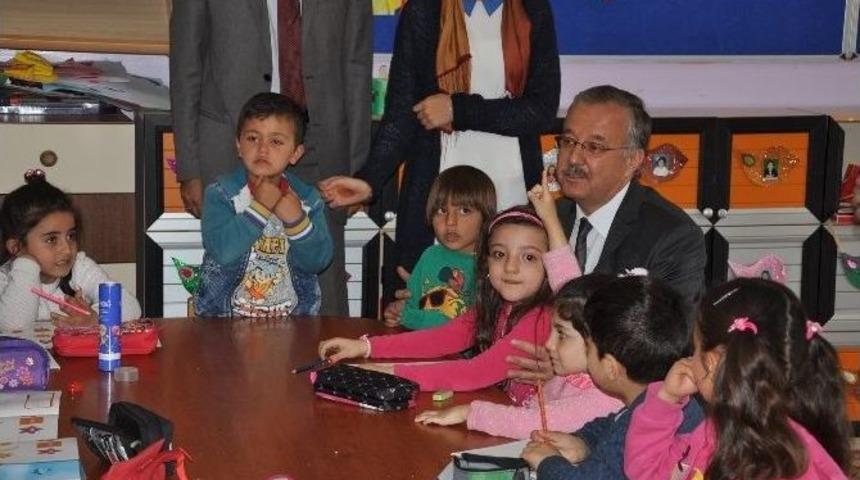 Kars &lsquo;ta &Ouml;ğrencilere Kuru &Uuml;z&uuml;m Dağıtıldı