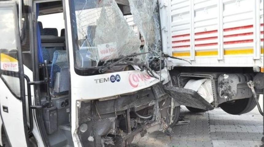 Akhisar&rsquo;da &Ouml;ğrenci Servisi Kaza Yaptı: 9 Yaralı