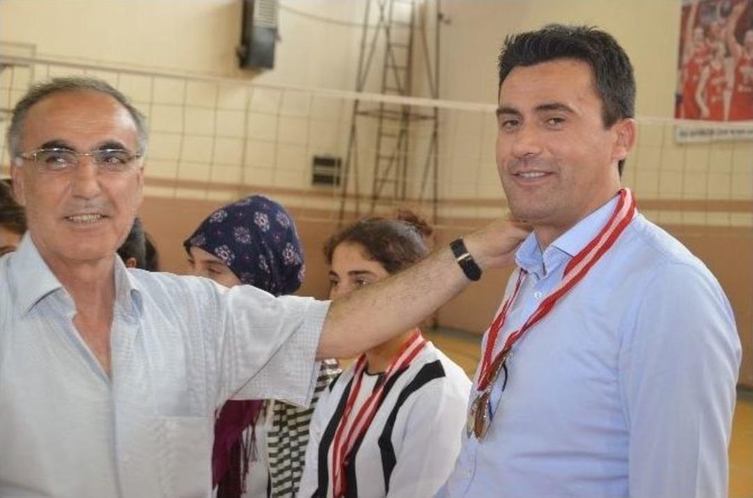 Viranşehir De Liseli Gen&ccedil;ler Voleybol Turnuvası